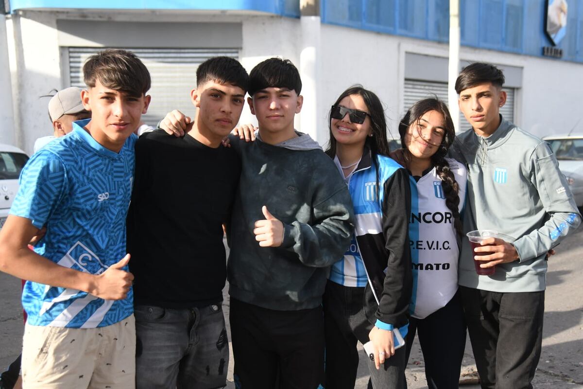 Racing fue local de Aldosivi de Mar del Plata y, como siempre, estuvo La Voz para hacer su clásica sección Cara ‘e Cancha, retratos de una pasión. Fotografías de Ramiro Pereyra, reportero gráfico del diario.