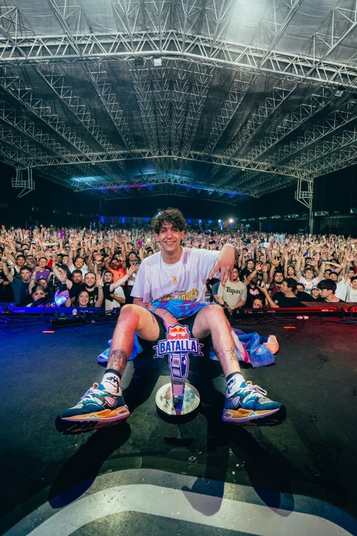 Jesse, feliz de la vida, con el trofeo y el público de fondo. (Prensa Red Bull Batalla).