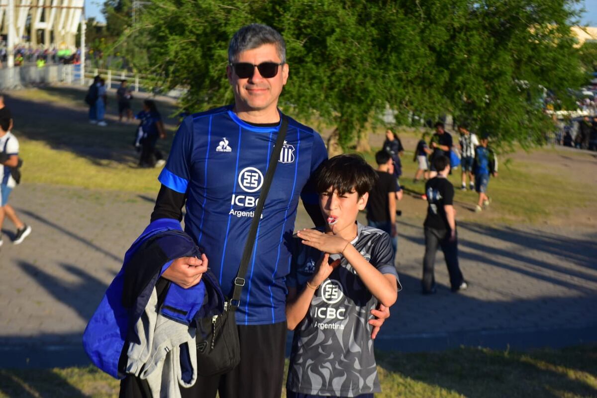 Cara e' cancha: los hinchas de Talleres antes del partido con River. (Nicolás Bravo / La Voz)