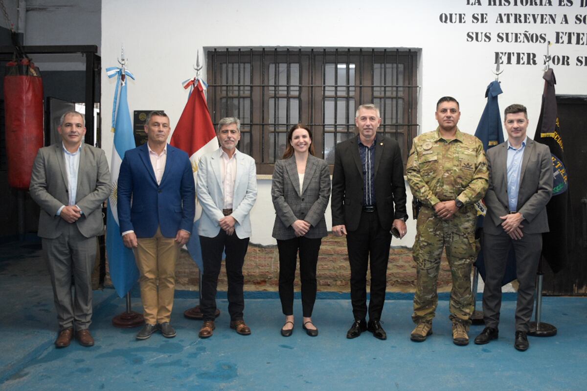 El ministro de Seguridad provincial, Juan Pablo Quinteros, y el jefe de Policía, Leonardo Gutiérrez, con Jessica Kuhn, agregada en la Embajada de Estados Unidos para seguridad.