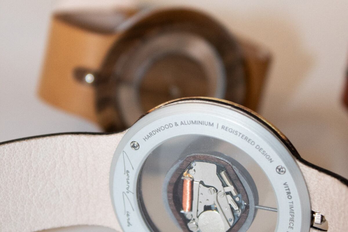 Un diseñador cordobés creó un reloj desde cero y recibió el Sello de Buen Diseño argentino. (Leonardo Liendo)