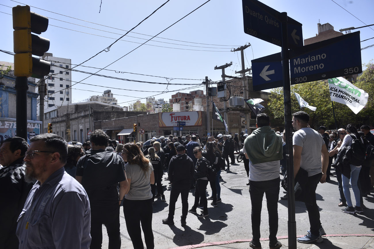El gremio de empleados municipales Suoem lleva a cabo otra jornada de protesta con cortes de calles en el centro de la ciudad. (Ramiro Pereyra / La Voz)