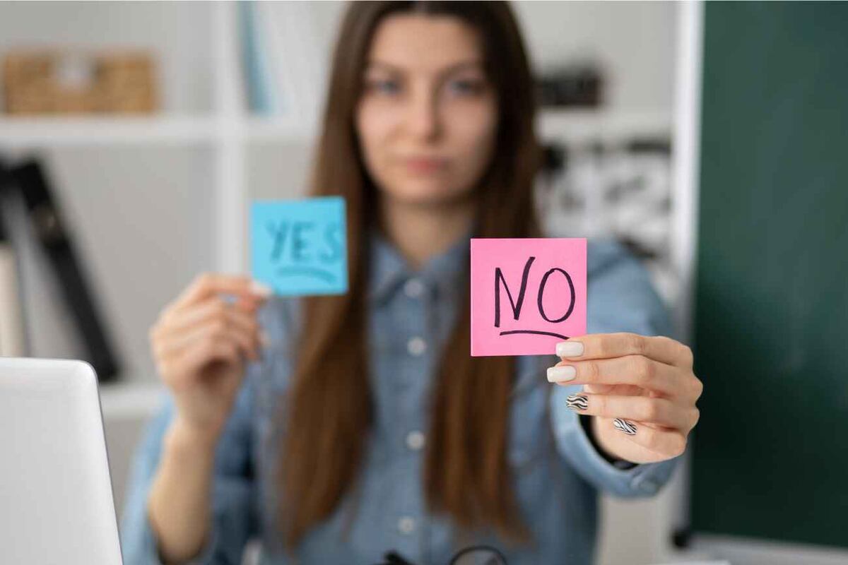 Cuando toca decir “no” aparece la culpa, el miedo a quedar mal o a perder una relación. Y al final, el cuerpo y la cabeza pasan factura. (Freepik)