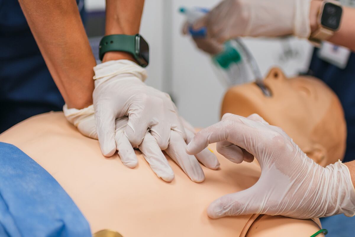 Estas prácticas pueden salvar vidas en contextos cotidianos, pero sobre todo en eventos de alto esfuerzo físico donde las emergencias suelen ser más frecuentes.