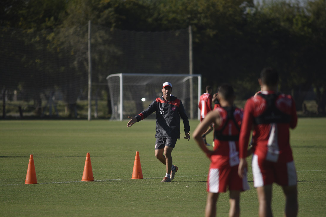 Lucas Bovaglio, en medio de un entrenamiento de Instituto en la Agustina ( Ramiro Pereyra / La Voz ).