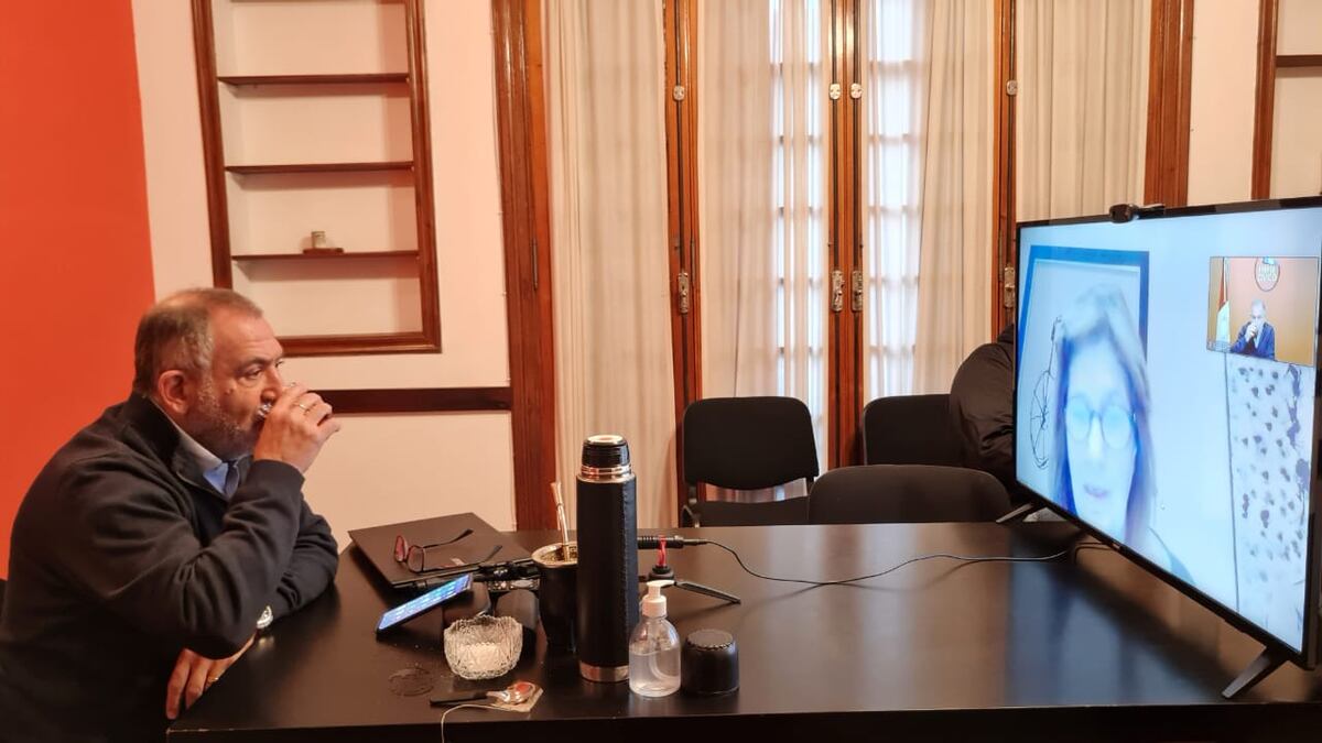 Luis Juez en el "estudio" que armó en el partido para Zoom y otras interacciones. (Frente Cívico)
