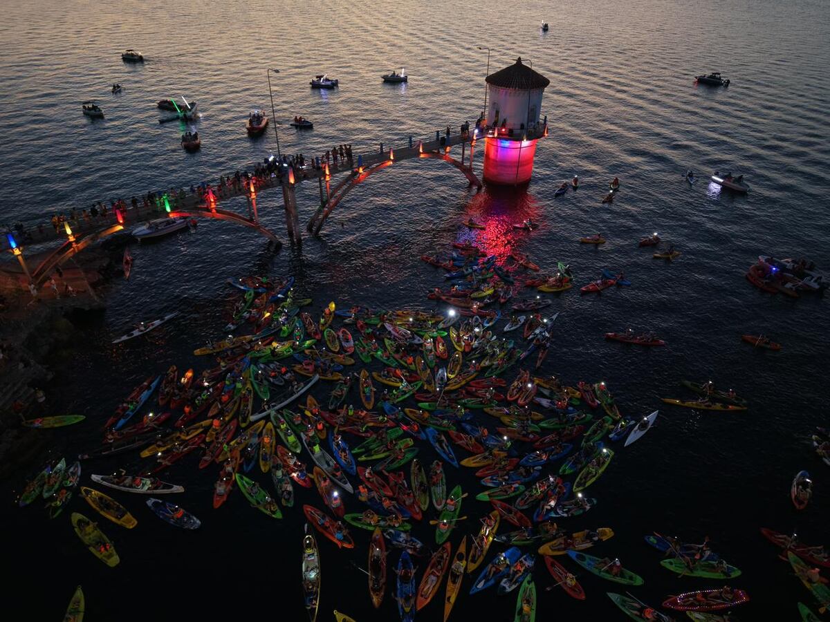 Remada nocturna de kayaks en Embalse. Edición enero 2026. (Municipalidad)