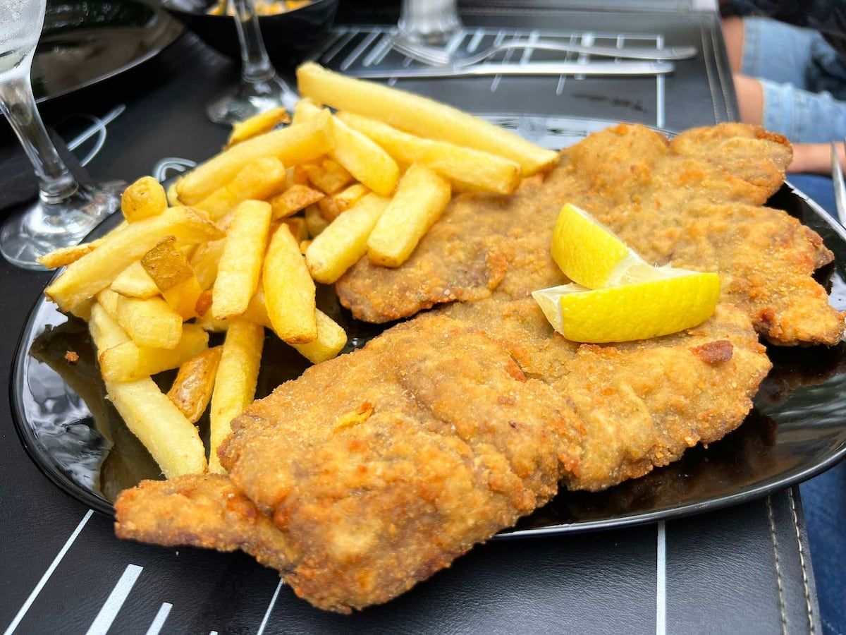 Milanesa con fritas en Anton, bar en San Antonio de Arredondo.