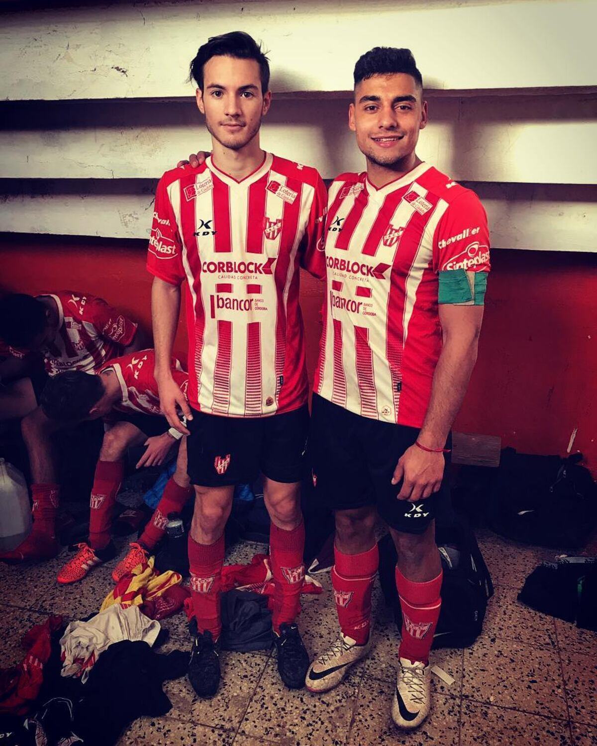 El delantero cordobés Lucio Bertona y la oportunidad de jugar en la Serie B de Ecuador. En la foto, junto al zaguero Giuliano Marigliano, en inferiores de la Gloria. (Gentileza).