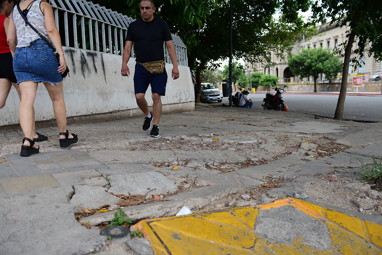 Veredas rotas en las proximidades de la Terminal de Córdoba
foto: José Hernández / La Voz