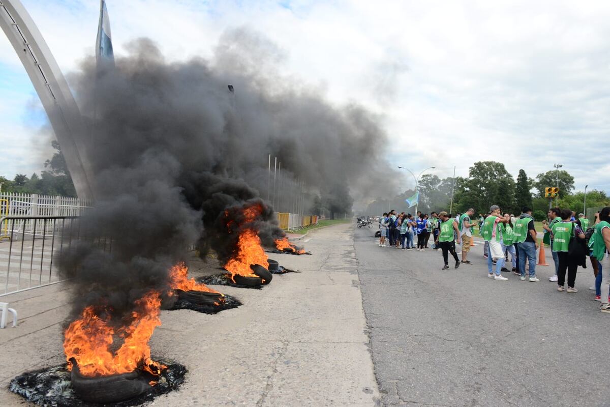 Córdoba. Empleados despedidos piden ser reincorporados a Fadea (José Hernández/La Voz).