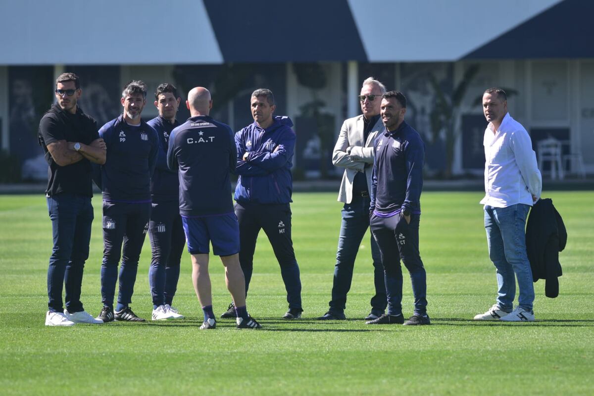 El presidente Andrés Fassi en el entrenamiento junto al entrenador Carlos Tevez. (Pedro Castillo / La Voz)