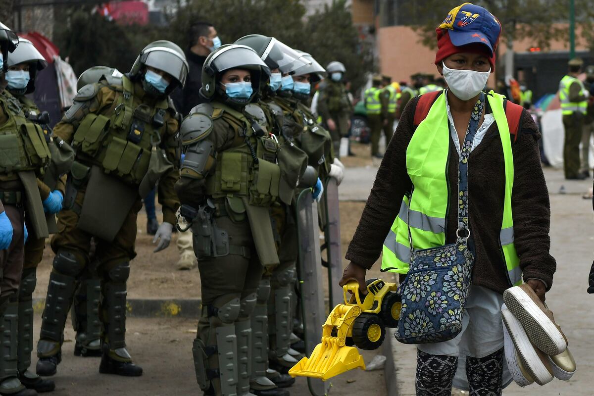 El desalojo en la plaza central de Iquique que desencadenó las protestas. (AP)