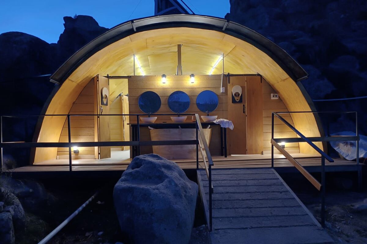 Los nuevos baños del refugio de Alto Rumbo, inaugurados en octubre, ofrecen ocho duchas y ocho baños secos.