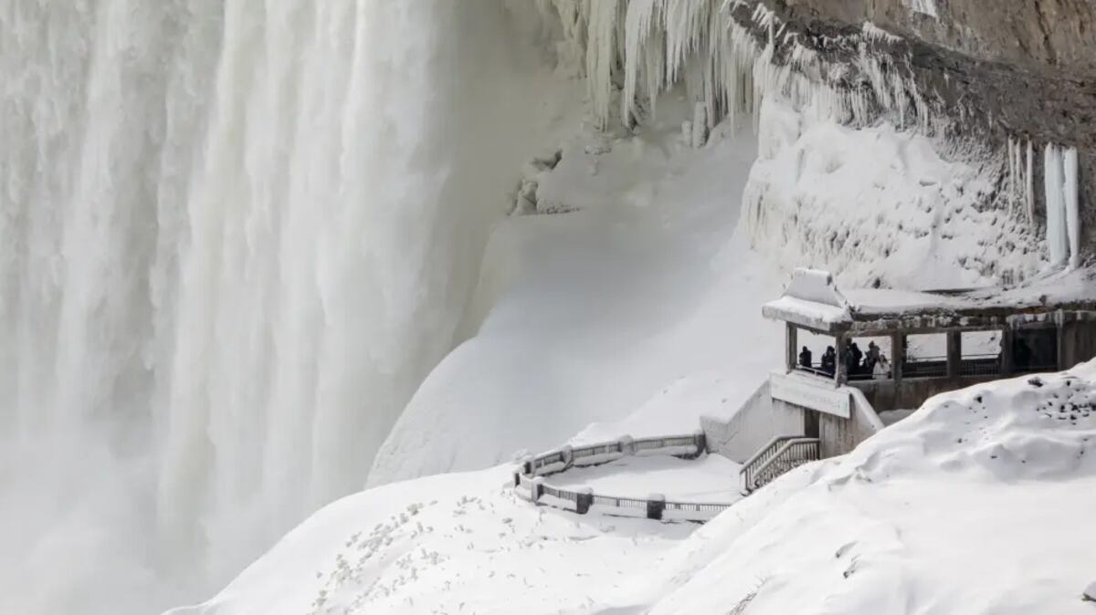 Frío extremo en Estados Unidos. Las Cataratas del Niagara se congelaron parcialmente. (AP)