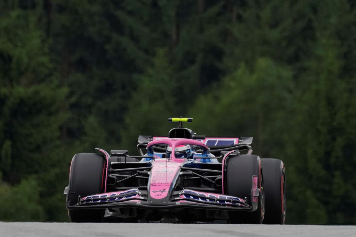 Franco Colapinto en medio del impactante marco que adorna el Red Bull Ring, en Austria. (AP)