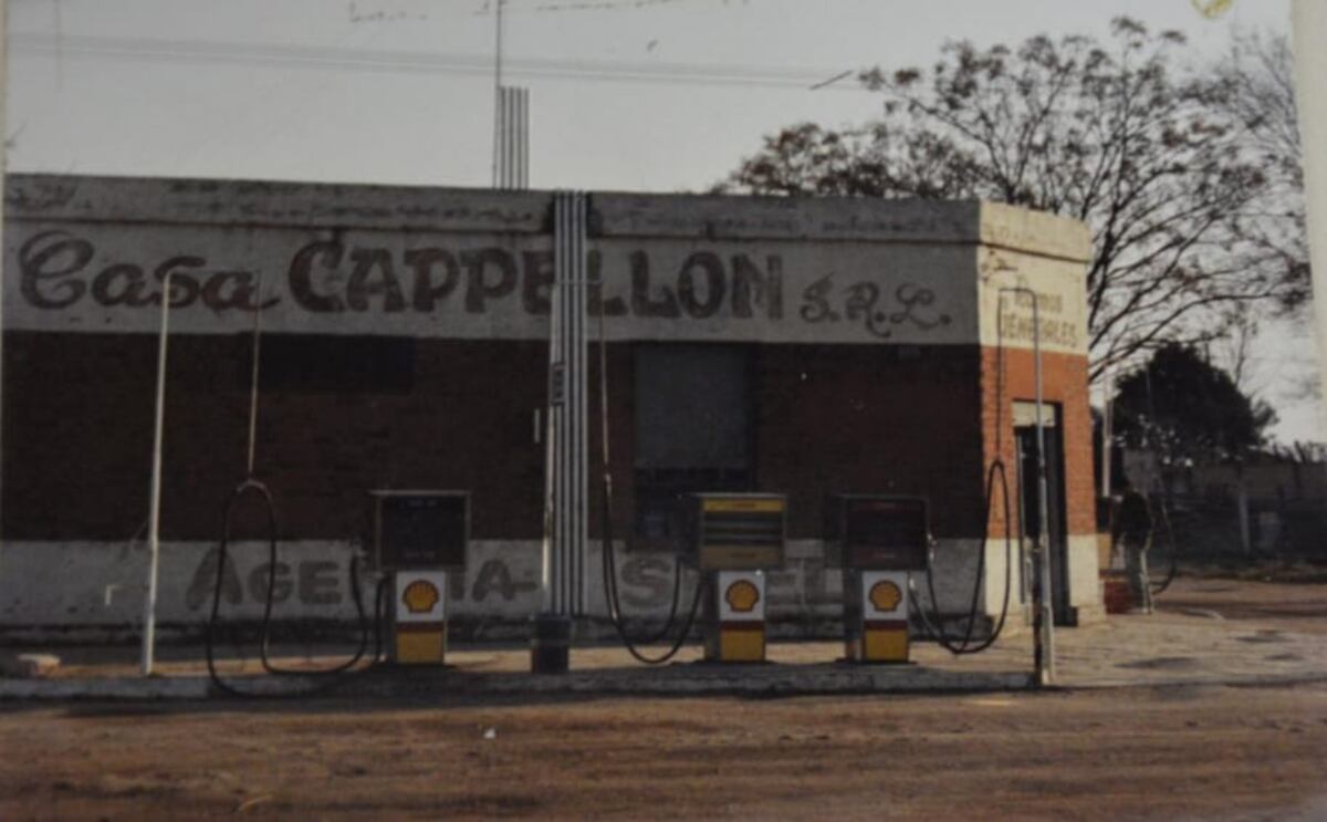 Casa Capellón: una imagen de antaño, con surtidores de combustibles en la vereda.
