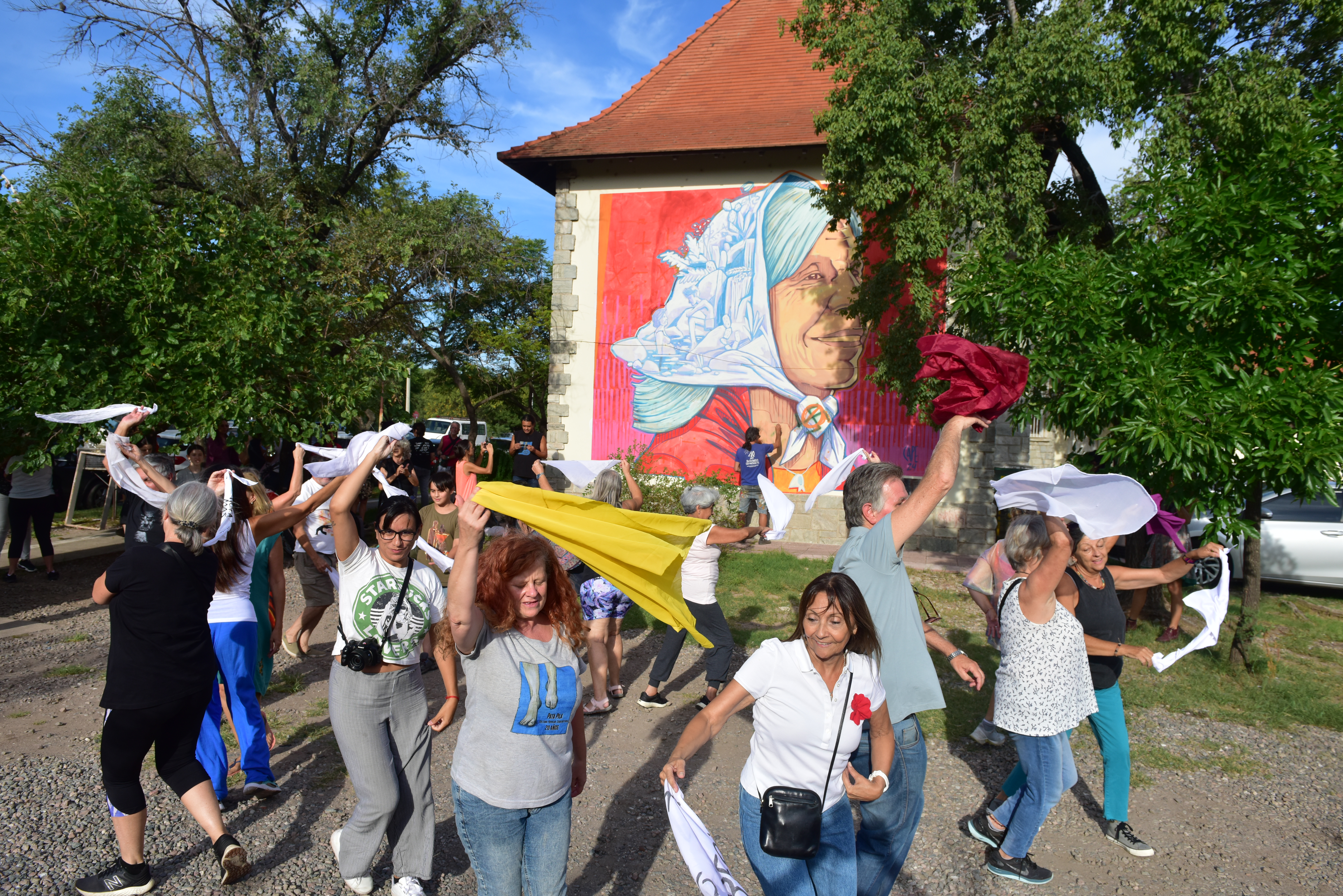 Reparación y restauración de los murales de Sonia Torres y otros alusivos alas identidades en la Facultad de filosofía y Humanidades que fueron vandalizados. Foto Javier Ferreyra