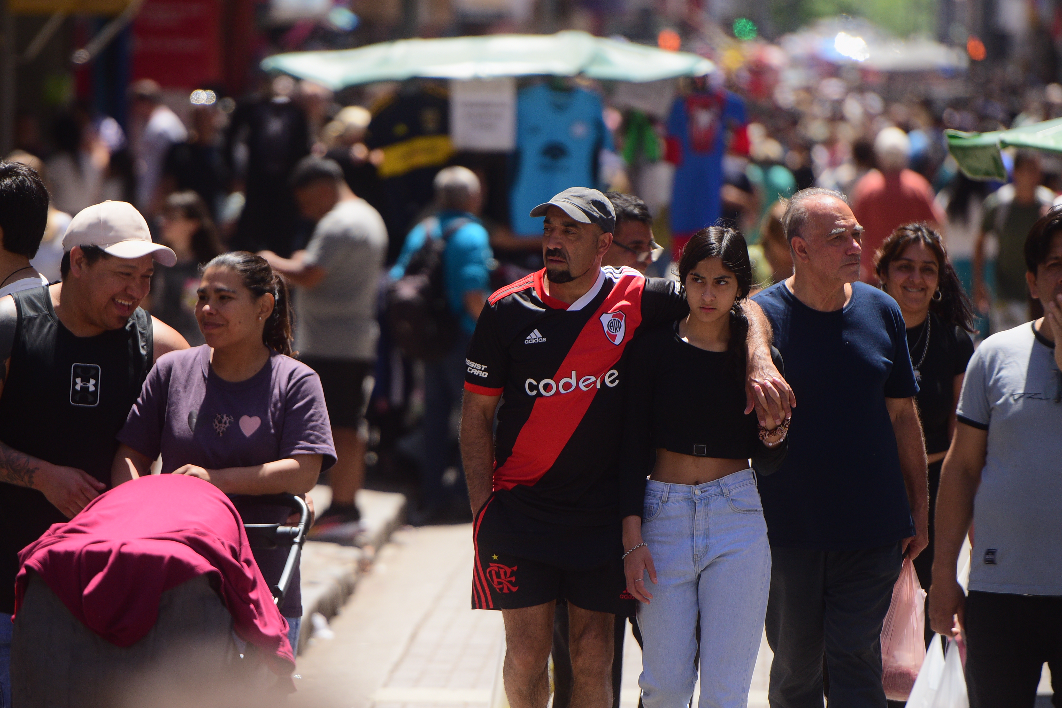 Mucha gente en la peatonal del centro en la previa del día de la madre. (José Gabriel Hernández / La Voz)