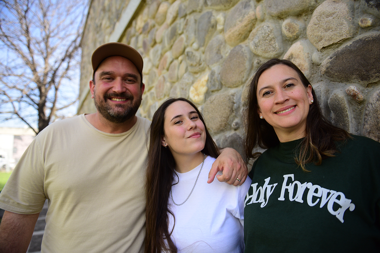 Adopción de adolescentes. Melisa Maldonado (mamá) y Nicolás Dalmasso, adoptaron a Gabriela (18) cuando tenía 14 años. (José Gabriel Hernández/La Voz)