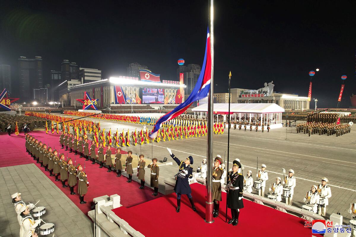 El impresionante desfile militar donde Corea del Note mostró su poderío nuclear. Kim Jong-un volvió a mostrarse con su hija (Fotos AP y DPA).