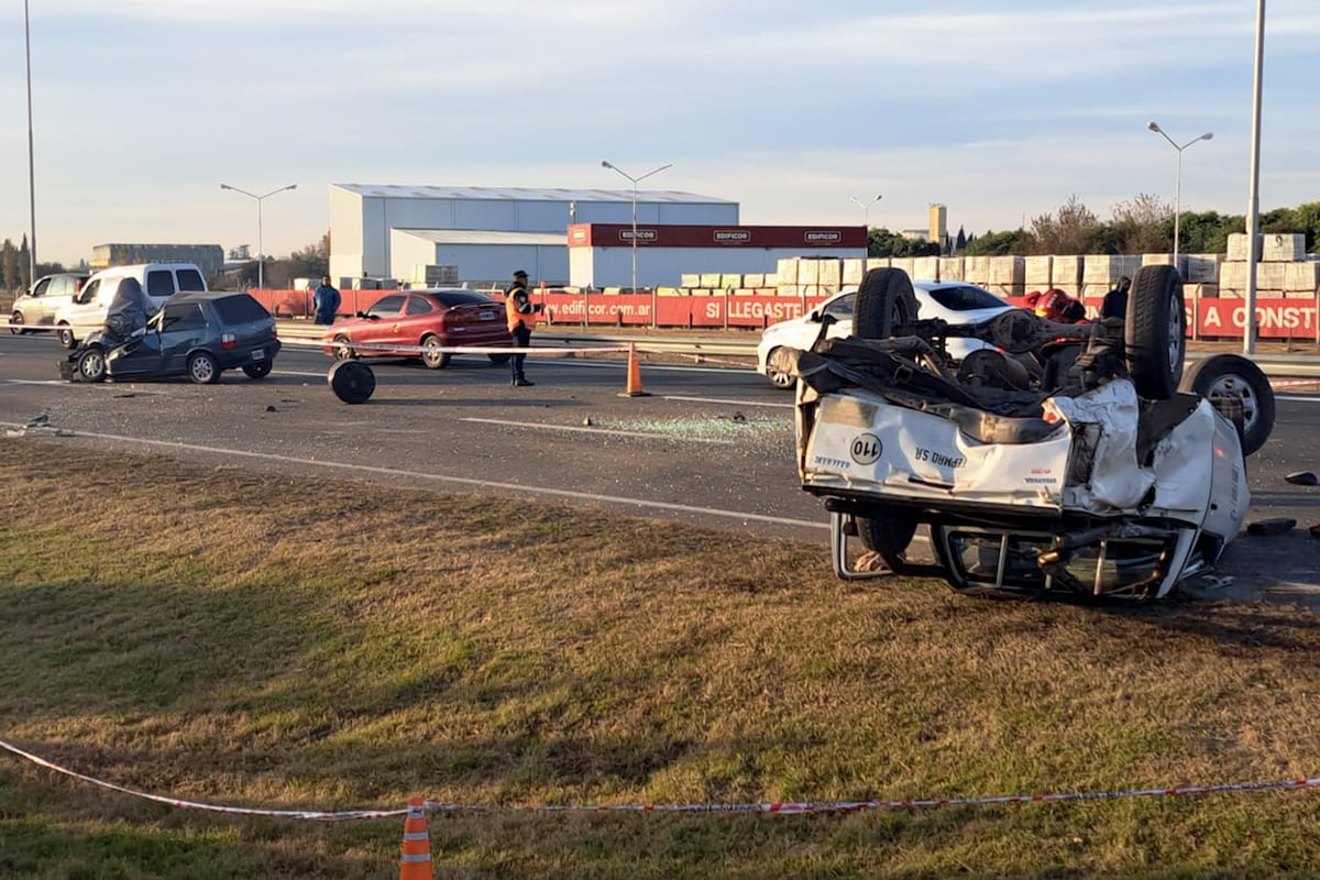 En mayo, en la Circunvalación de Córdoba, una camioneta se cruzó de carril y chocó contra una auto, donde iba una mujer que murió. (Nicolás Bravo / La Voz)