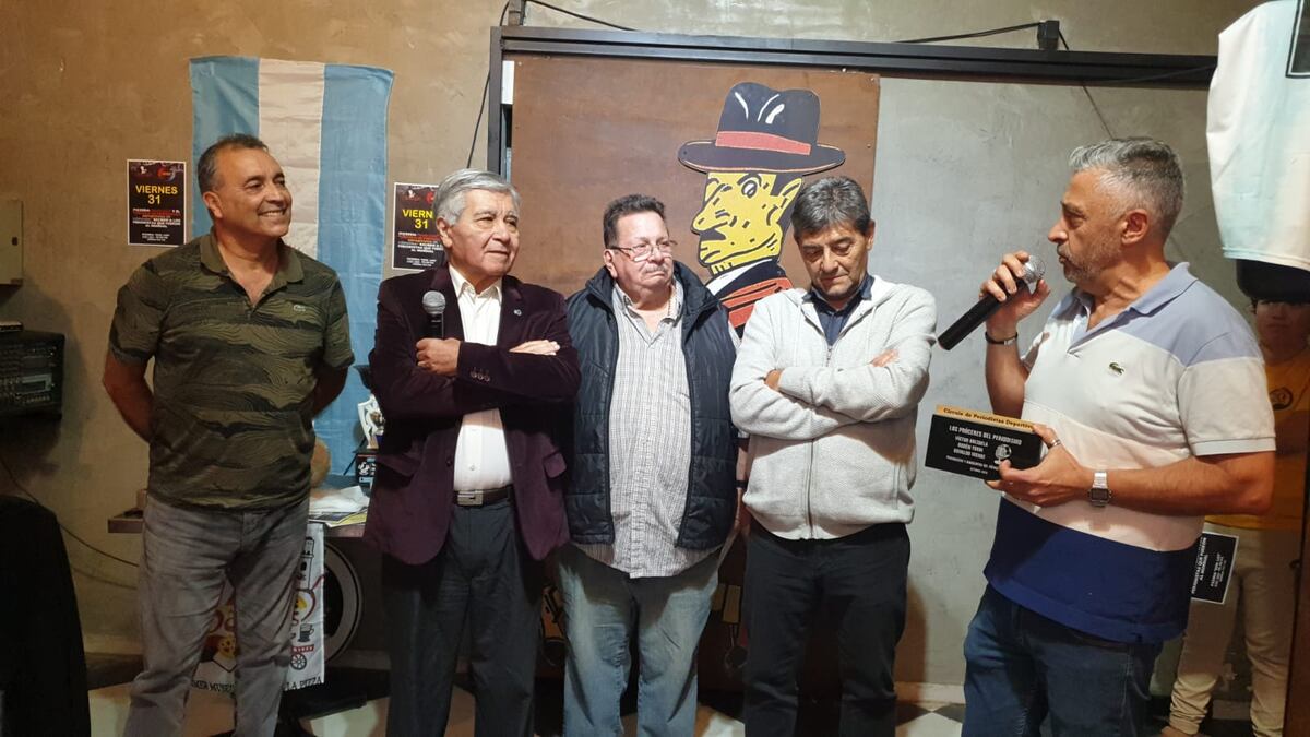 Reconocimiento a periodistas que cubrieron el Mundial Qatar 2022 y a periodistas históricos de Córdoba como Víctor Brizuela, Rubén Torri y Osvaldo Wehbe. También a la familia de "Cuti" Romero. Fue en la pizzería San Luis (Gentileza Pedro Ludicello de la Pizzería San Luis)