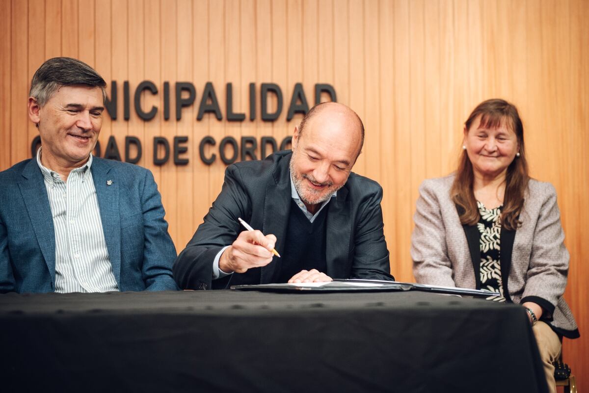 Marcelo Bechara, presidente de BPO & KPO Córdoba Clúster, suscribe el convenio con Passerini.