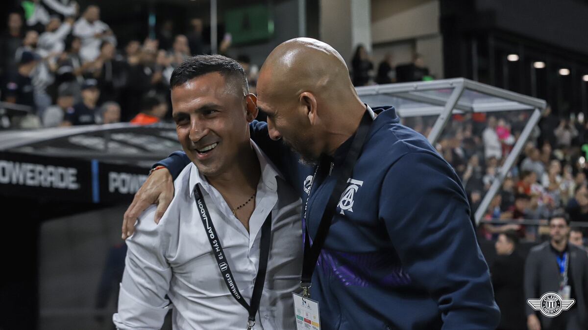 El DT de Talleres, Pablo Guiñazú, en el partido ante Libertad. (Prensa Libertad).