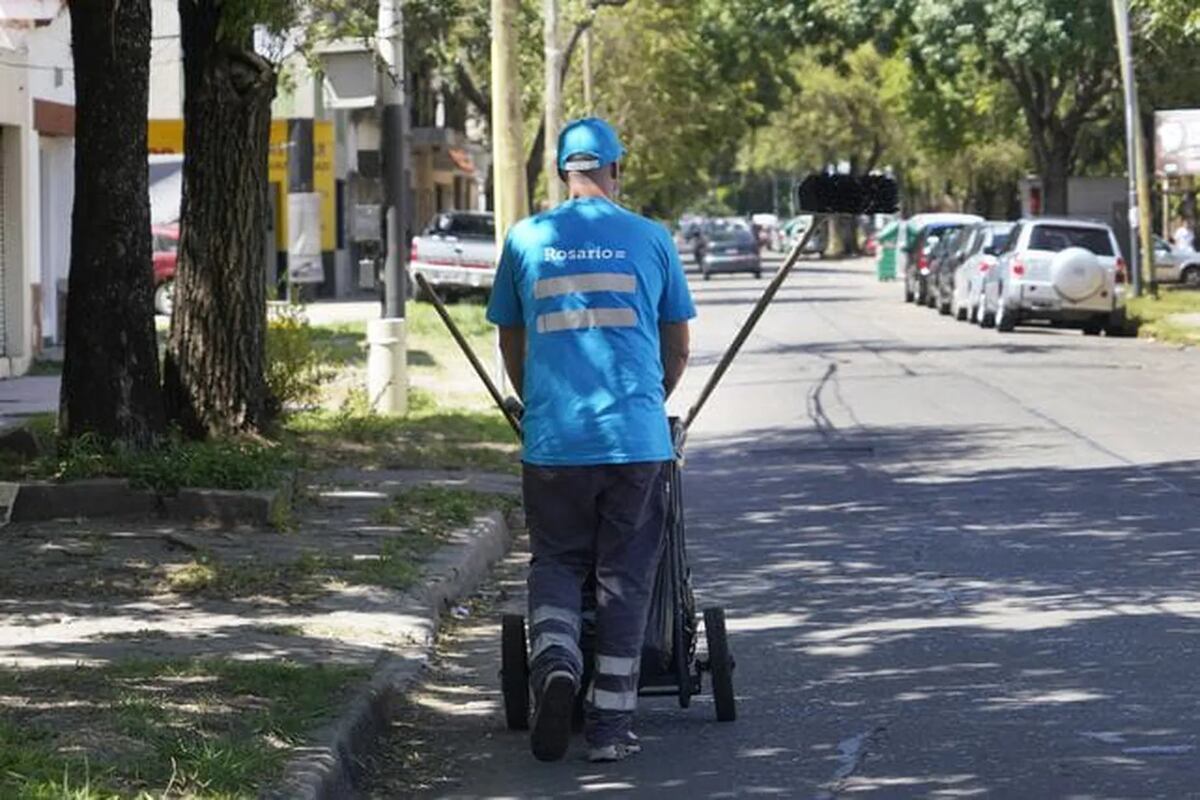 Darío tiene 37 años y se recibió de médico trabajando como barrendero. (Foto: gentileza ADNSUR)