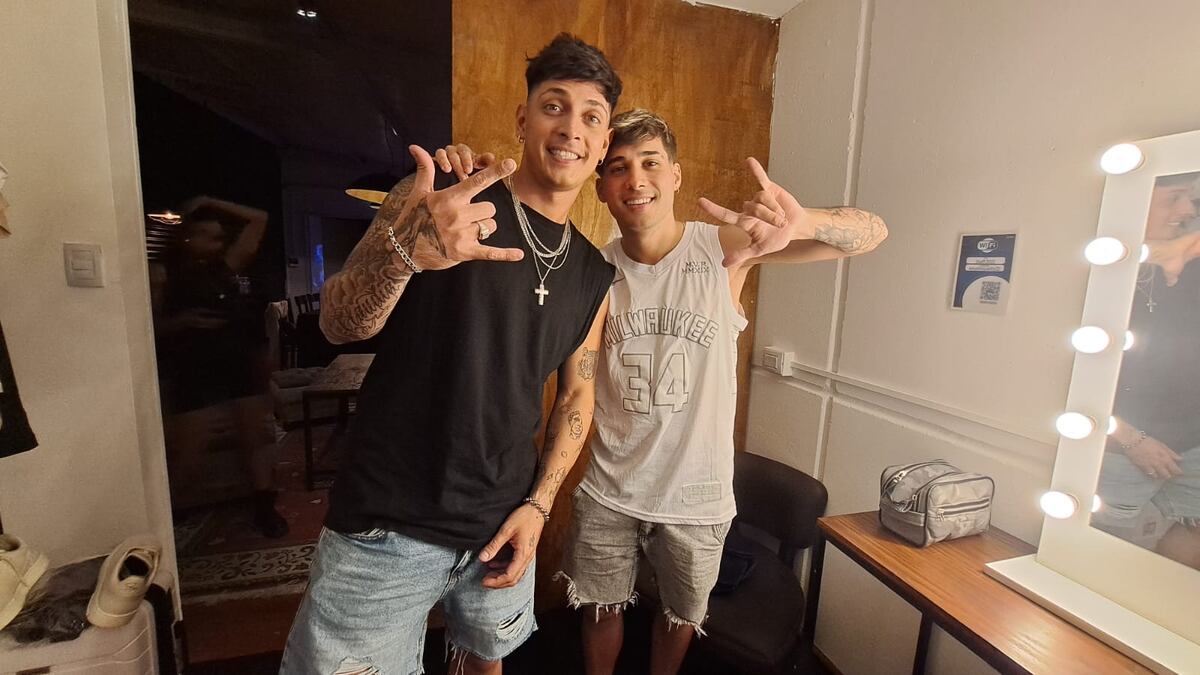 Fernando Olmedo y Joaquín Martín, cantantes de DesaKTa2 en el camarín del Quality. (La Voz).
