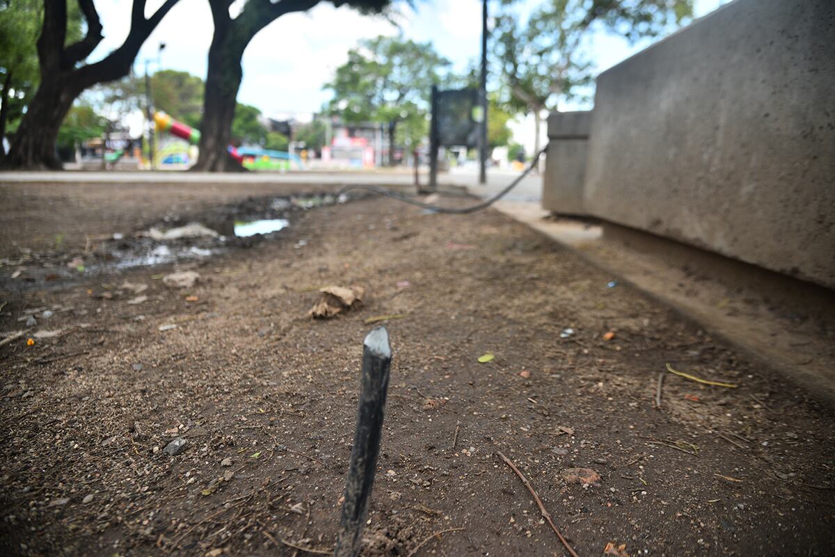 Actos de sabotaje en el avance de obra de mejoras de plaza Lavalle en barrio San Vicente (Pedro Castillo / La Voz)