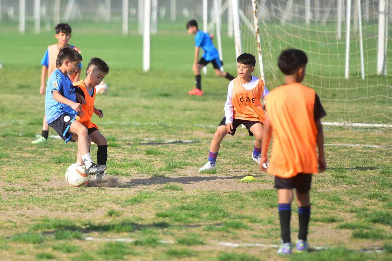 Día de entrenamiento y formación de las escuelas de fútbol de Belgrano en el predio de Villa Esquiú. (Nicolás Bravo / La Voz)