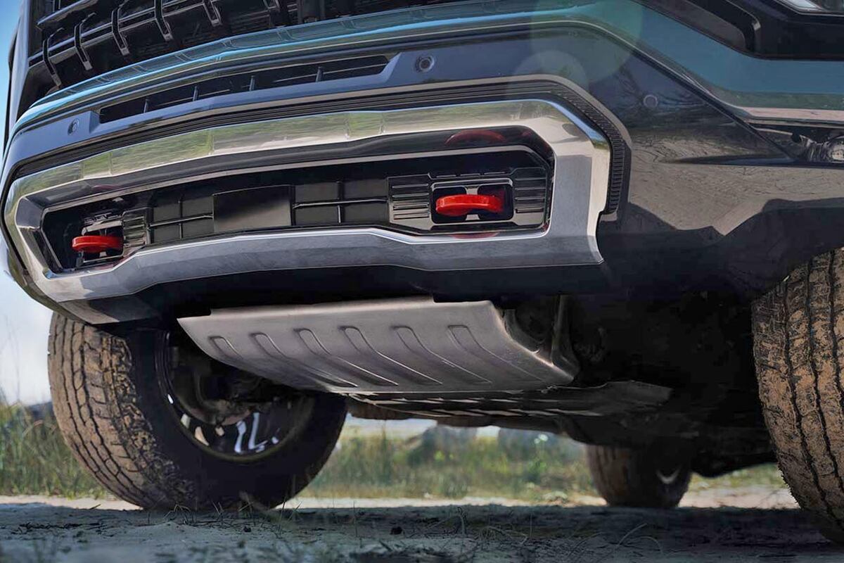 Su orientación es off-road, con muchas protecciones debajo del motor y ganchos de remolque.