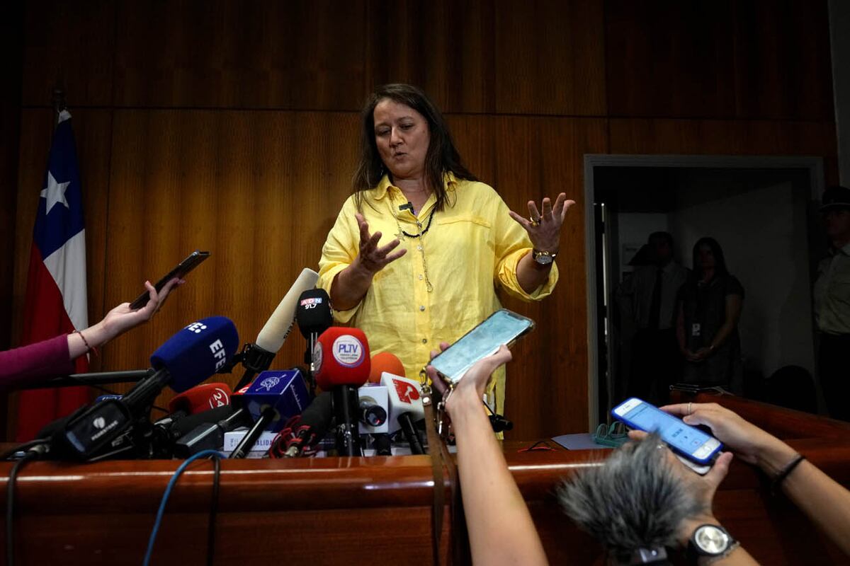 La jueza Paola Plaza habla con los periodistas luego de recibir ayer un informe de expertos forenses internacionales sobre la causa de la muerte del poeta chileno Pablo Neruda, en Santiago de Chile.