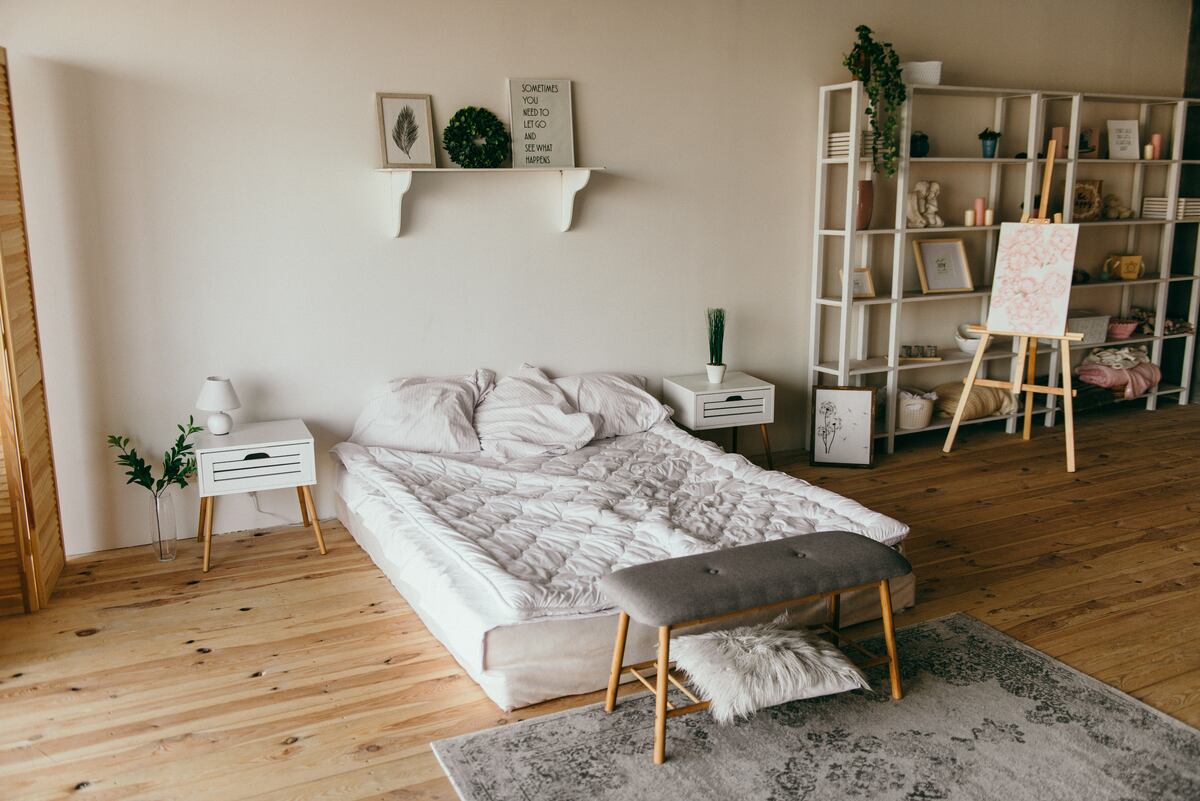 Un piso de madera otorga distinción y personalidad a cualquier dormitorio.