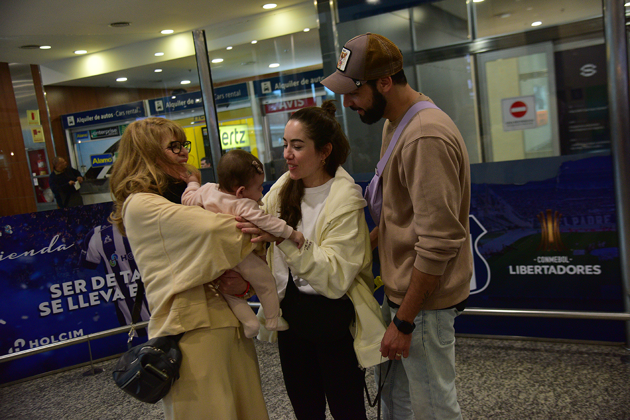 Familia que llegó de Israel al aeropuerto de Córdoba
foto: Pedro Castillo / La Voz