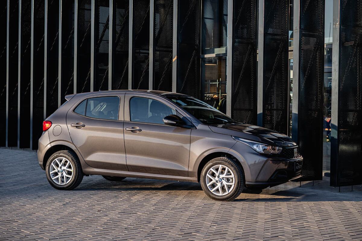 El motor sigue siendo el confiable y económico 1.3 de 99 CV, con cadena de distribución. La caja es manual de 5 marchas.