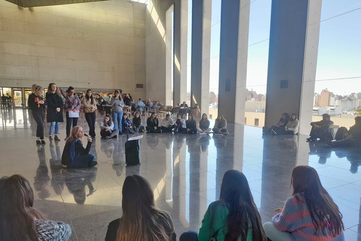 Asambleas. Todos los mediodías de esta semana, en distintas sedes se realizan reuniones como parte de la quita de tareas. (AGEPJ)