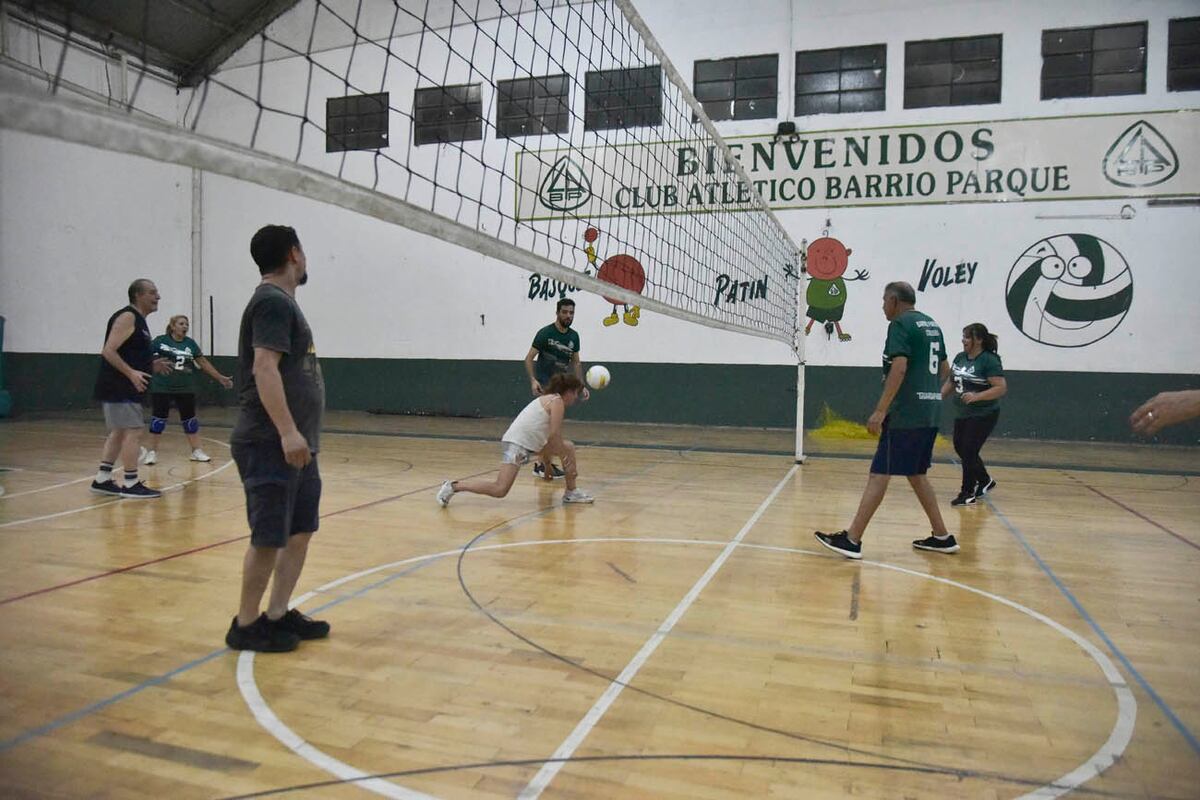 Newcom, deporte similar al vóley, en el Club Barrio Parque
(Faucndo Luque / La Voz)