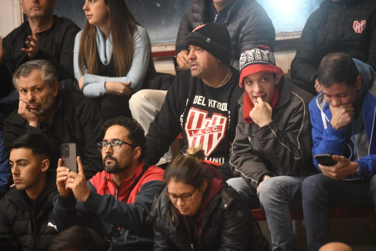 El Sandrín a pleno para apoyar a Instituto en su partido ante Olímpico de La Banda, por el quinto partido de la serie semifinal de la Liga Nacional. (Javier Ferreyra / La Voz)