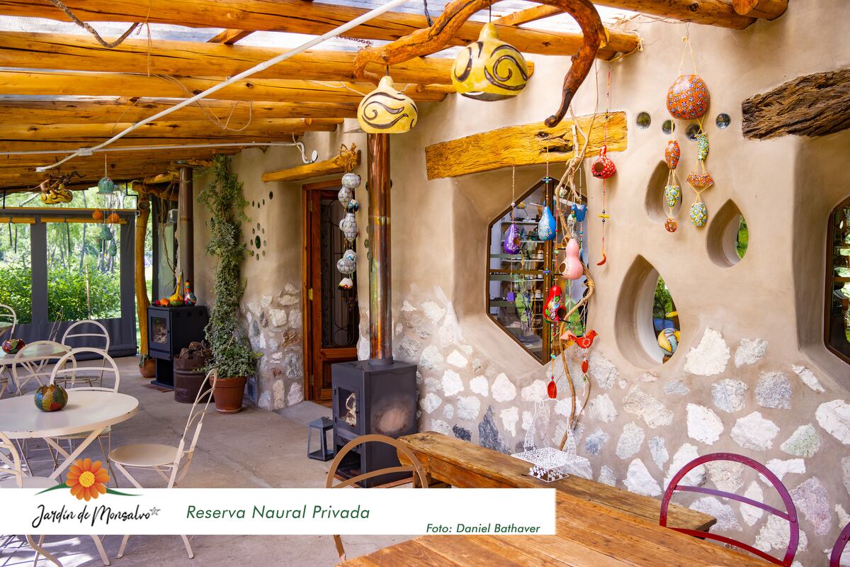 Galería de la casa de té. Las visitas recorren la reserva, aprenden de la conservación de las especies y pueden merendar.