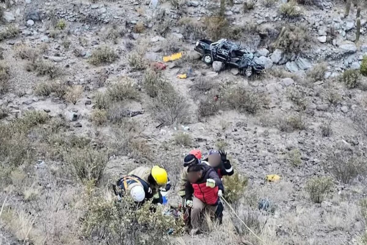 Una camioneta cayó a un precipicio: murió un hombre y otros tres fueron heridos. (Gentileza)