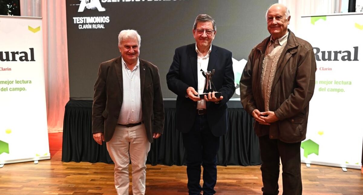 PIONERO EN SIEMBRA DIRECTA, Roberto Peiretti (centro) junto a Héctor Huergo (izquierda) y José Aranda (derecha). (Gentileza Clarín)