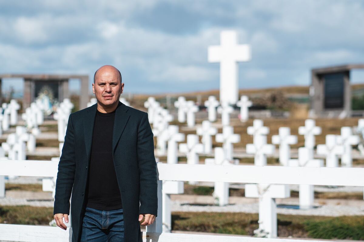 Ángel Carabajal hizo flamear una bandera argentina en el Cementerio Darwin. (Gentileza)