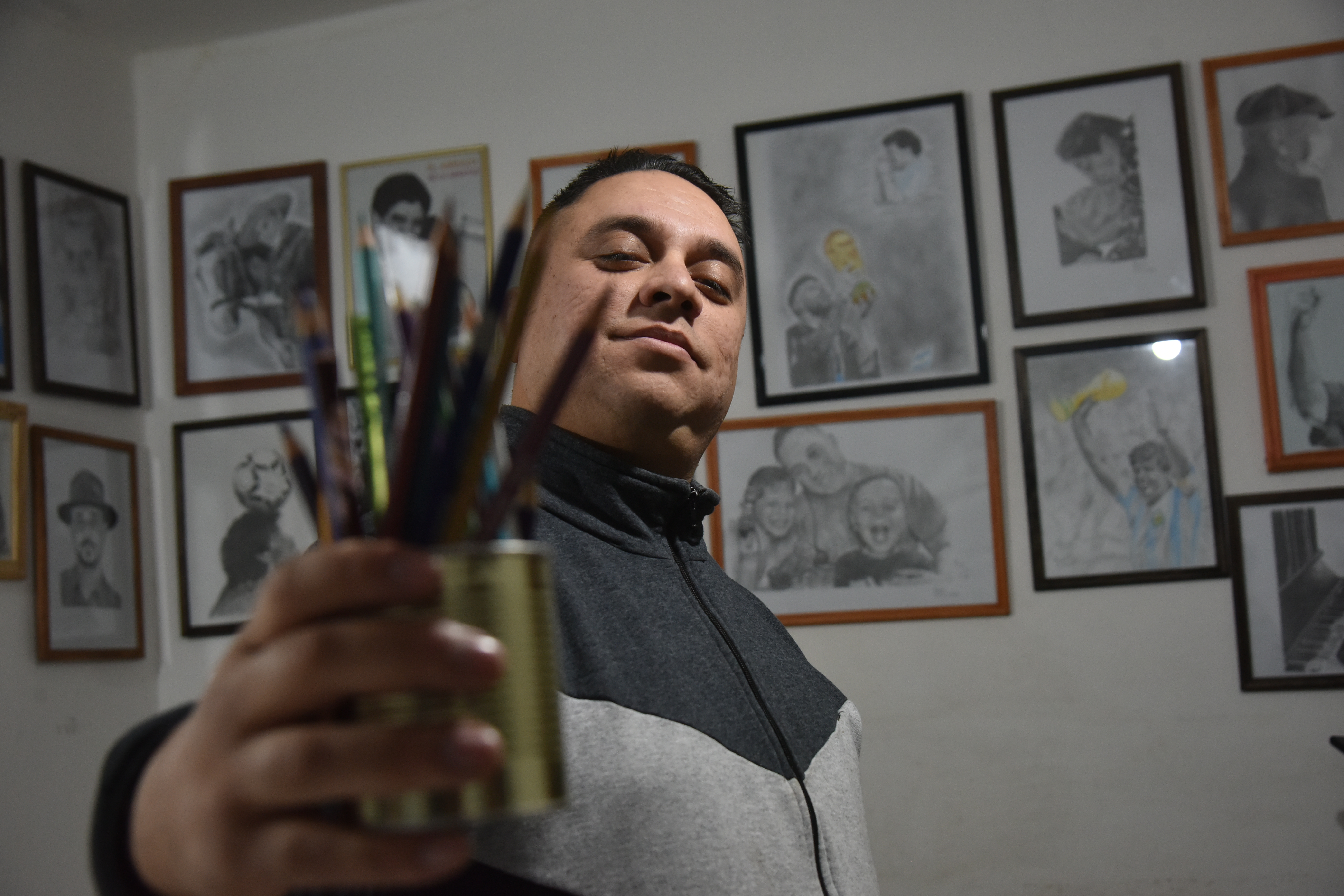 Rafael es profesor de dibujo en Córdoba y con sus alumnos participaron de un concurso en España para ilustrar un cuento, no ganaron pero igual les ofrecieron ilustrar un libro infantil, buscan fondos para viajar a España