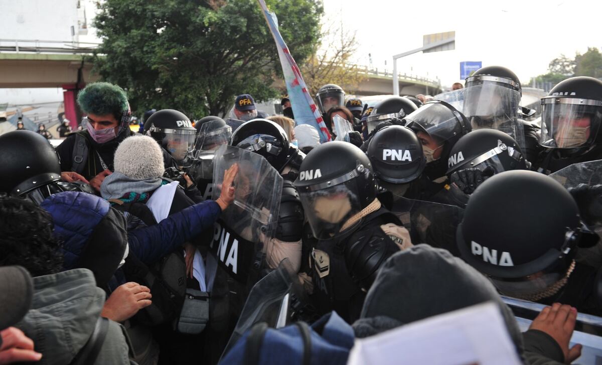Incidentes en Puente Pueyrredón con trabajadores de la salud. (Clarín)