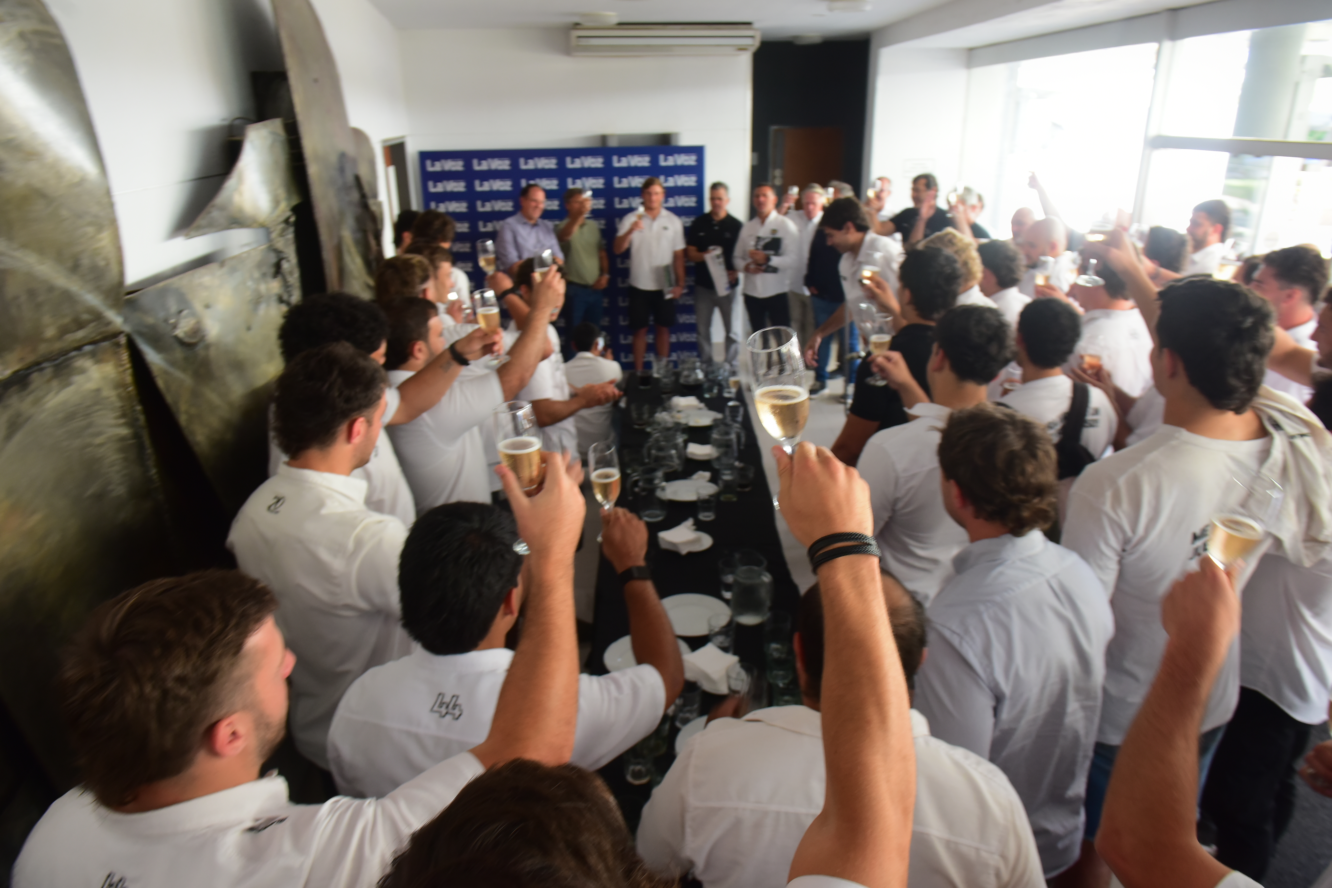Jugadores y cuerpo técnico del Tala Rugby club participaron  del tradicional brindis en la redacción de la Voz a los campeones. (Javier Ferreyra / La Voz )