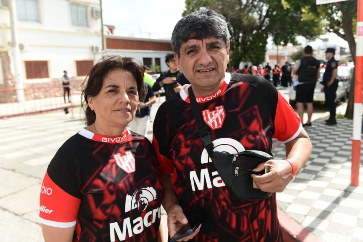 Hinchas de Instituto en la previa del clásico con Talleres en Alta Córdoba. (José Gabriel Hernández y Javier Ferreyra / La Voz)