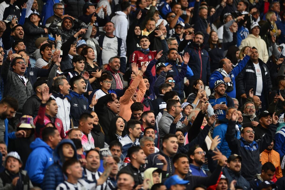 Los hinchas de Talleres llenaron todos los lugares que tenían asignados en Mendoza. Otra muestra de amor y de movimiento masivo de fanáticos de la "T". (José Gabriel Hernández / Enviado especial a Mendoza)